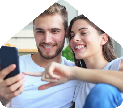 Juftlik birgalikda telefonga qaramoqda